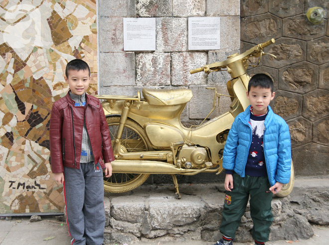 Người Hà Nội xúng xính áo dài Tết chụp ảnh trước cổng vòm phố Phùng Hưng - Ảnh 5.