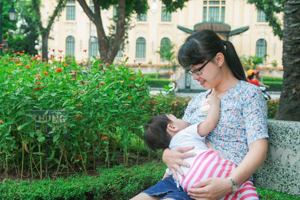 Những khoảnh khắc mẹ thần thái rạng ngời, ôm cho con bú: Huyền Baby tỏa sáng như nữ thần, Hằng túi kín đáo vẫn làm tròn thiên chức - Ảnh 15.