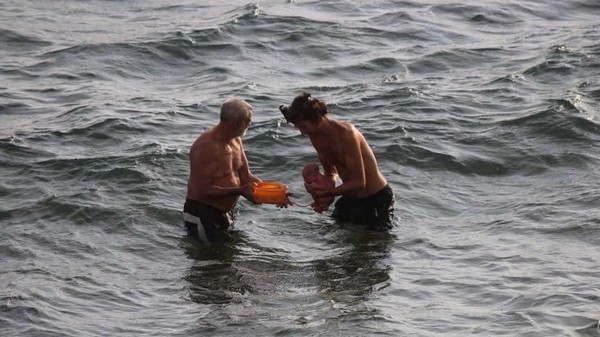 Khoảnh khắc tuyệt vời khi mẹ bầu người Nga trầm mình xuống biển để sinh con - Ảnh 2.