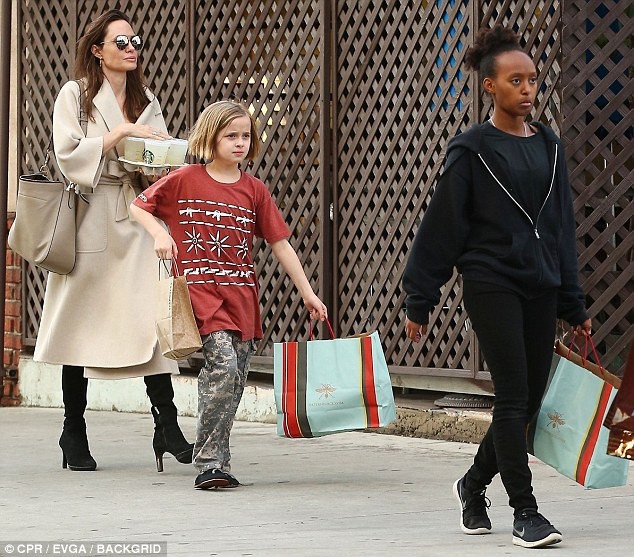 Angelina Jolie có hàng trăm tỷ, nhưng con gái cô lại mặc đồ giản dị và tự xách đồ khi mua sắm - Ảnh 1.