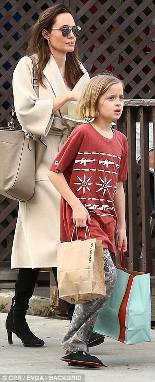 Angelina Jolie có hàng trăm tỷ, nhưng con gái cô lại mặc đồ giản dị và tự xách đồ khi mua sắm - Ảnh 2.