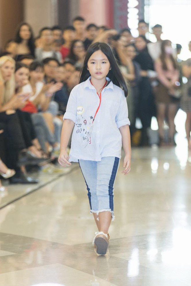 Mẫu 13 tuổi catwalk ấn tượng gây sốt, xuất hiện thí sinh giống Hoàng Thùy tại buổi casting VIFW Xuân/Hè 2018 - Ảnh 12.