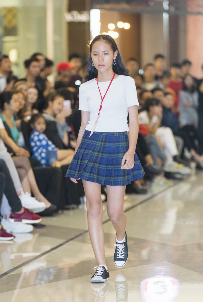 Mẫu 13 tuổi catwalk ấn tượng gây sốt, xuất hiện thí sinh giống Hoàng Thùy tại buổi casting VIFW Xuân/Hè 2018 - Ảnh 14.