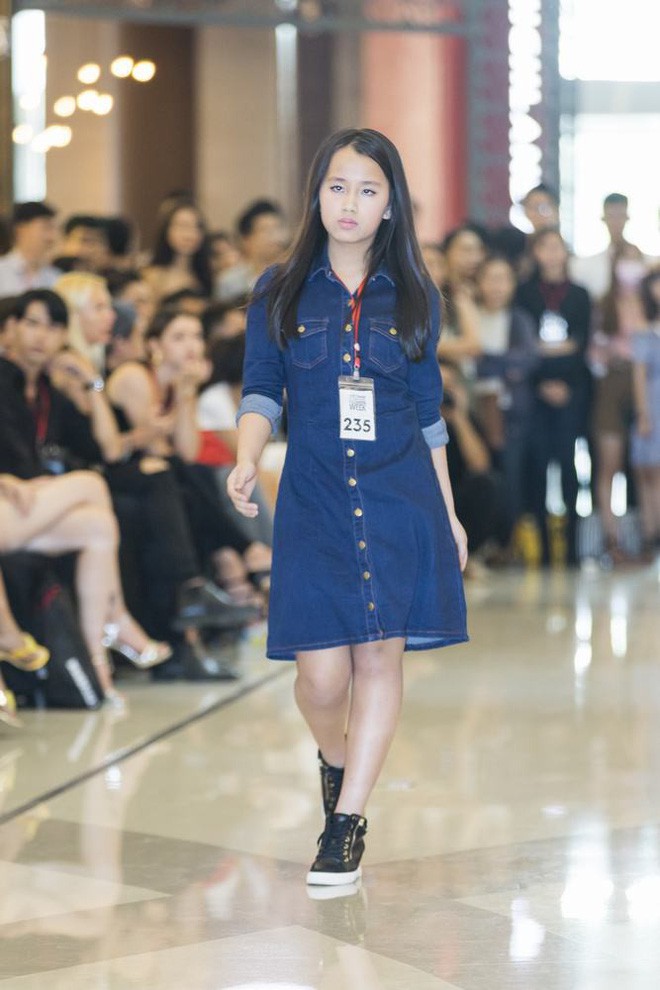 Mẫu 13 tuổi catwalk ấn tượng gây sốt, xuất hiện thí sinh giống Hoàng Thùy tại buổi casting VIFW Xuân/Hè 2018 - Ảnh 15.