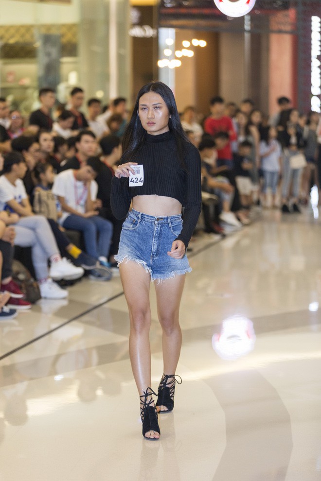 Mẫu 13 tuổi catwalk ấn tượng gây sốt, xuất hiện thí sinh giống Hoàng Thùy tại buổi casting VIFW Xuân/Hè 2018 - Ảnh 18.