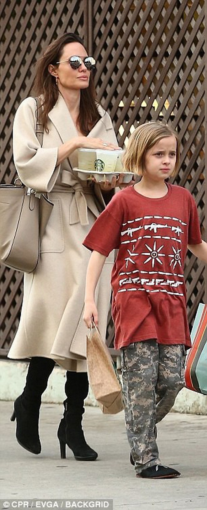 Angelina Jolie có hàng trăm tỷ, nhưng con gái cô lại mặc đồ giản dị và tự xách đồ khi mua sắm - Ảnh 3.