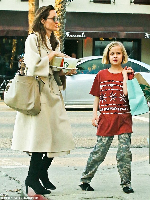 Angelina Jolie có hàng trăm tỷ, nhưng con gái cô lại mặc đồ giản dị và tự xách đồ khi mua sắm - Ảnh 4.