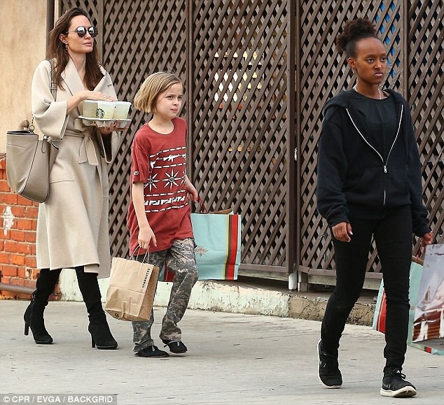 Angelina Jolie có hàng trăm tỷ, nhưng con gái cô lại mặc đồ giản dị và tự xách đồ khi mua sắm - Ảnh 5.