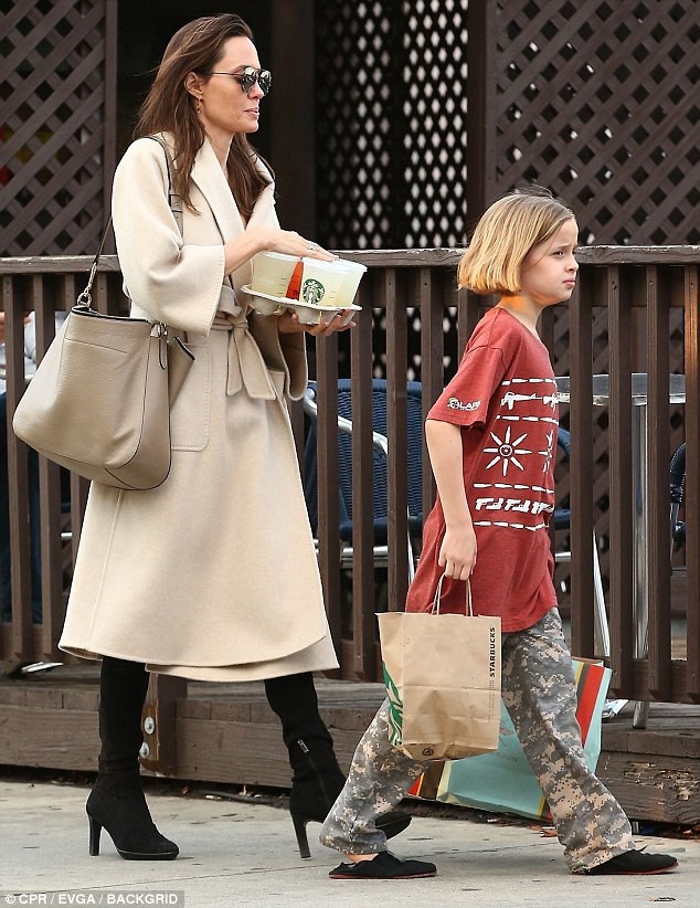 Angelina Jolie có hàng trăm tỷ, nhưng con gái cô lại mặc đồ giản dị và tự xách đồ khi mua sắm - Ảnh 7.