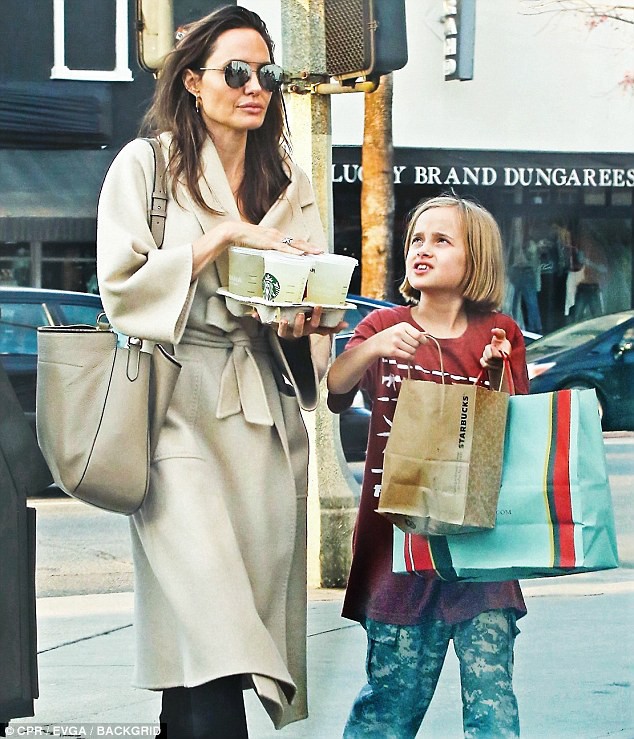 Angelina Jolie có hàng trăm tỷ, nhưng con gái cô lại mặc đồ giản dị và tự xách đồ khi mua sắm - Ảnh 8.