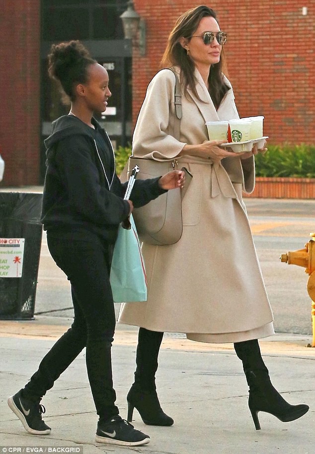 Angelina Jolie có hàng trăm tỷ, nhưng con gái cô lại mặc đồ giản dị và tự xách đồ khi mua sắm - Ảnh 9.