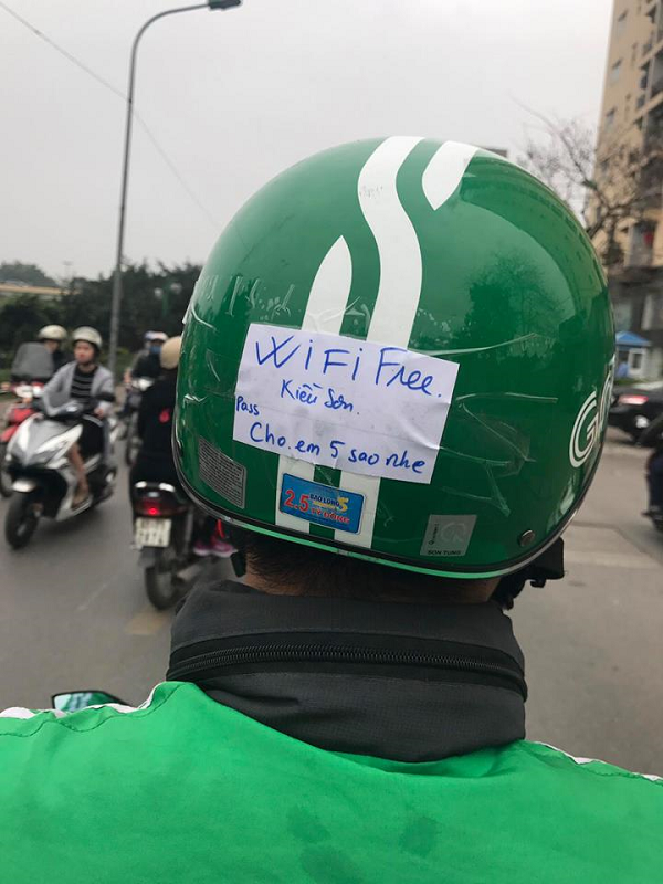 Chàng tài xế GrabBike khiến dân mạng phát sốt vì dòng chữ siêu đáng yêu phía sau mũ bảo hiểm - Ảnh 1.