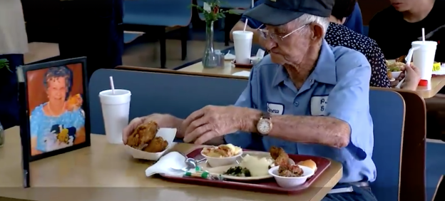 Suốt 4 năm trời, mỗi ngày, cụ ông 93 tuổi đều dùng bữa trưa cùng người vợ quá cố - Ảnh 2.
