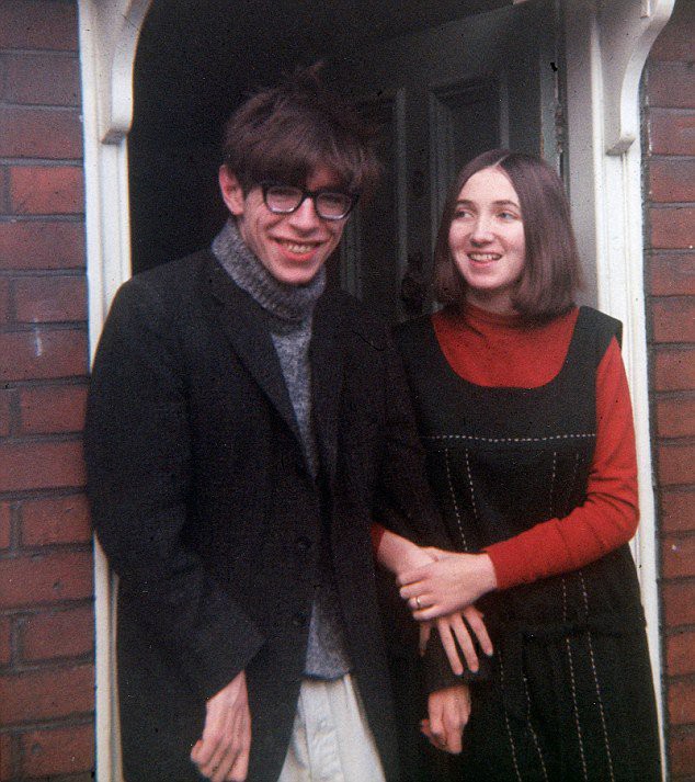 Stephen Hawking với 2 cuộc hôn nhân trái ngược, nhiều kịch tính và điều còn lại sau cùng hơn cả tình yêu - Ảnh 3.