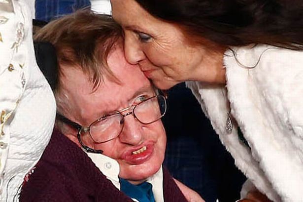 Stephen Hawking với 2 cuộc hôn nhân trái ngược, nhiều kịch tính và điều còn lại sau cùng hơn cả tình yêu - Ảnh 2.