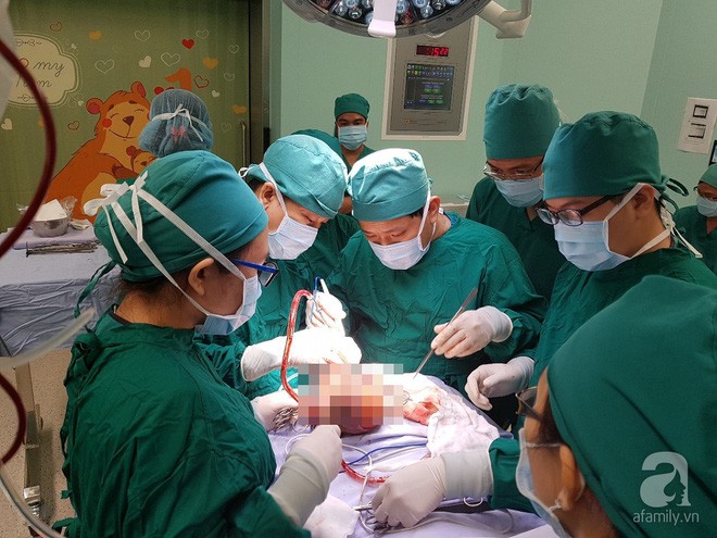 Thai phụ 19 tuổi ở Sài Gòn sinh bé gái mang khối u quái dị hình dạng như bào thai - Ảnh 2.