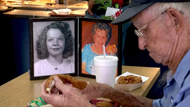 Suốt 4 năm trời, mỗi ngày, cụ ông 93 tuổi đều dùng bữa trưa cùng người vợ quá cố - Ảnh 3.