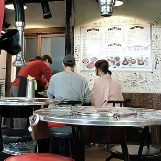 Bắt gặp vợ chồng Song Joong Ki - Song Hye Kyo cùng nhau đi ăn tối vô cùng ngọt ngào - Ảnh 2.