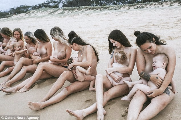 Hình ảnh 14 bà mẹ ngực trần, cho con bú trên bờ biển lại dấy lên tranh luận: Có nên cho trẻ bú ở nơi công cộng? - Ảnh 1.
