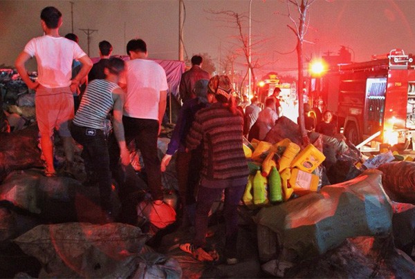Hà Nội: Cháy lớn trong đêm, cột khói bốc cao ngùn ngụt hàng trăm mét - Ảnh 7. Hà Nội: Cháy lớn trong đêm, cột khói bốc cao ngùn ngụt hàng trăm mét - Ảnh 7.