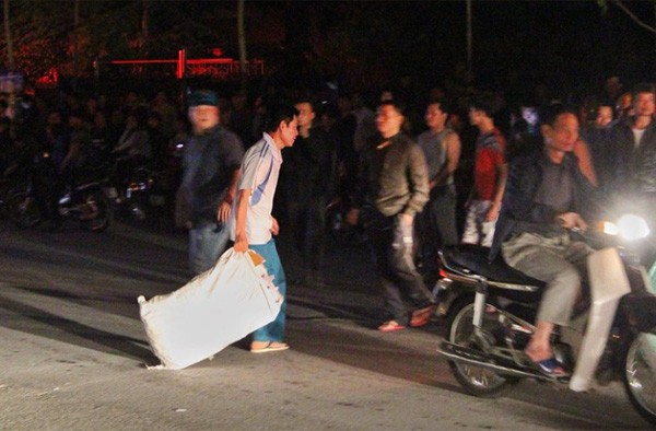 Hà Nội: Cháy lớn trong đêm, cột khói bốc cao ngùn ngụt hàng trăm mét - Ảnh 12. Hà Nội: Cháy lớn trong đêm, cột khói bốc cao ngùn ngụt hàng trăm mét - Ảnh 12.