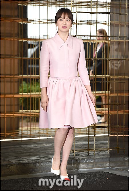 Bên cạnh bộ trang sức tiền tỉ, còn có 1 sự thật về bộ váy hồng của Song Hye Kyo mà bạn cần biết - Ảnh 1.