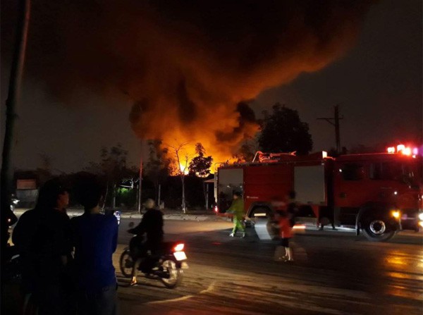 Hà Nội: Cháy lớn trong đêm, cột khói bốc cao ngùn ngụt hàng trăm mét - Ảnh 3. Hà Nội: Cháy lớn trong đêm, cột khói bốc cao ngùn ngụt hàng trăm mét - Ảnh 3.