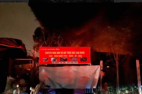 Hà Nội: Cháy lớn trong đêm, cột khói bốc cao ngùn ngụt hàng trăm mét - Ảnh 4. Hà Nội: Cháy lớn trong đêm, cột khói bốc cao ngùn ngụt hàng trăm mét - Ảnh 4.
