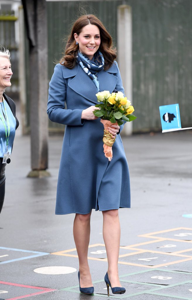 Để ý sẽ thấy, phong cách bầu bí lần 3 của Công nương Kate chỉ gói gọn bằng màu xanh cobalt - Ảnh 11.