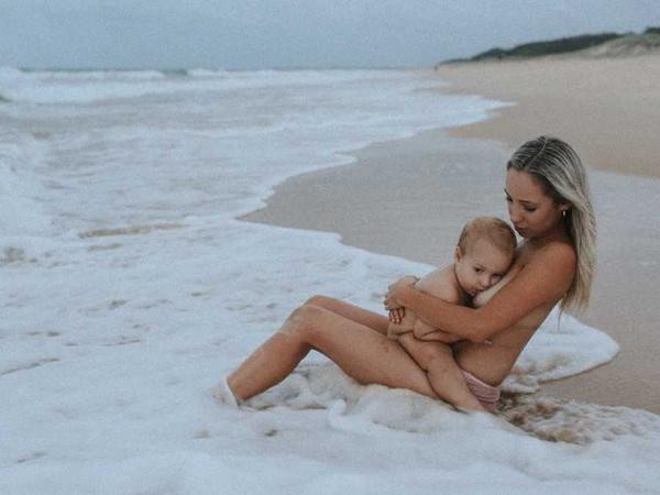 Cộng đồng mạng nức lòng với những bà mẹ ngực trần cho con bú nơi bãi biển tuyệt đẹp - Ảnh 8.