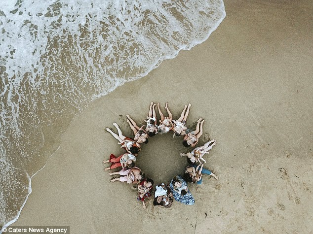 Cộng đồng mạng nức lòng với những bà mẹ ngực trần cho con bú nơi bãi biển tuyệt đẹp - Ảnh 12.