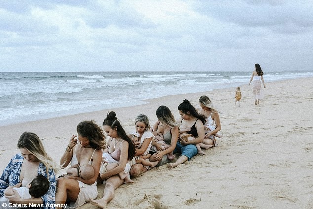 Cộng đồng mạng nức lòng với những bà mẹ ngực trần cho con bú nơi bãi biển tuyệt đẹp - Ảnh 1.