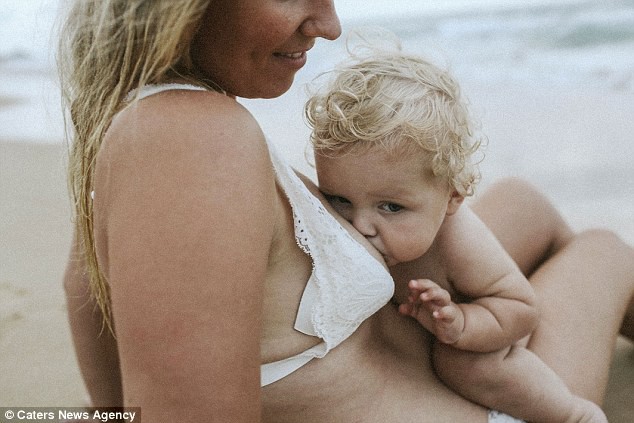 Cộng đồng mạng nức lòng với những bà mẹ ngực trần cho con bú nơi bãi biển tuyệt đẹp - Ảnh 5.