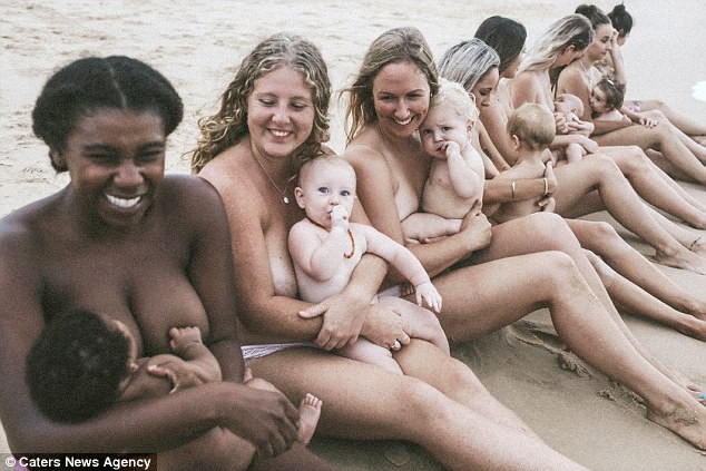 Cộng đồng mạng nức lòng với những bà mẹ ngực trần cho con bú nơi bãi biển tuyệt đẹp - Ảnh 3.