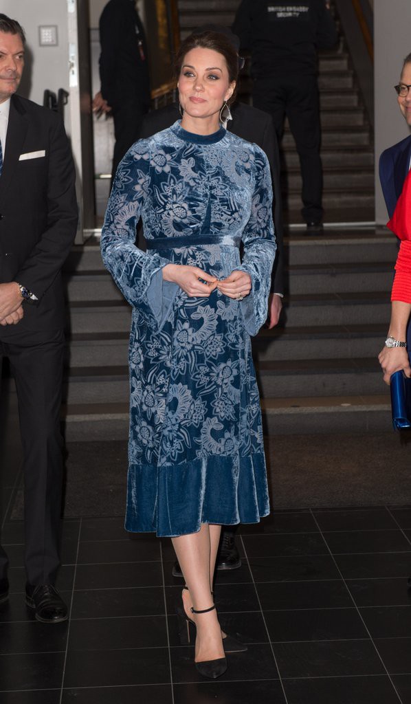 Để ý sẽ thấy, phong cách bầu bí lần 3 của Công nương Kate chỉ gói gọn bằng màu xanh cobalt - Ảnh 9.