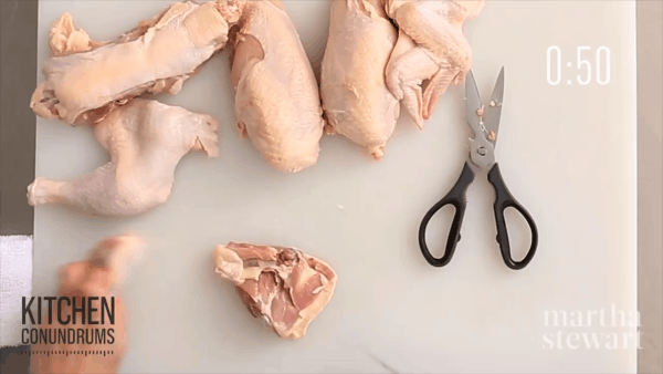 Chưa đầy 1 phút với 2 dụng cụ cơ bản bạn có thể cắt nguyên con gà thành 8 miếng! - Ảnh 7.