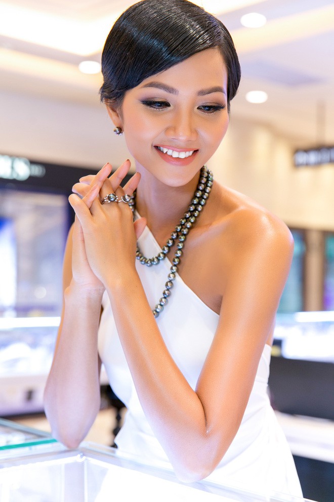 Tóc mái chéo nữ tính là thế, nhưng Hoa hậu HHen Niê lại vuốt gel nặng nề khiến nhan sắc giảm đi nhiều phần  - Ảnh 1.
