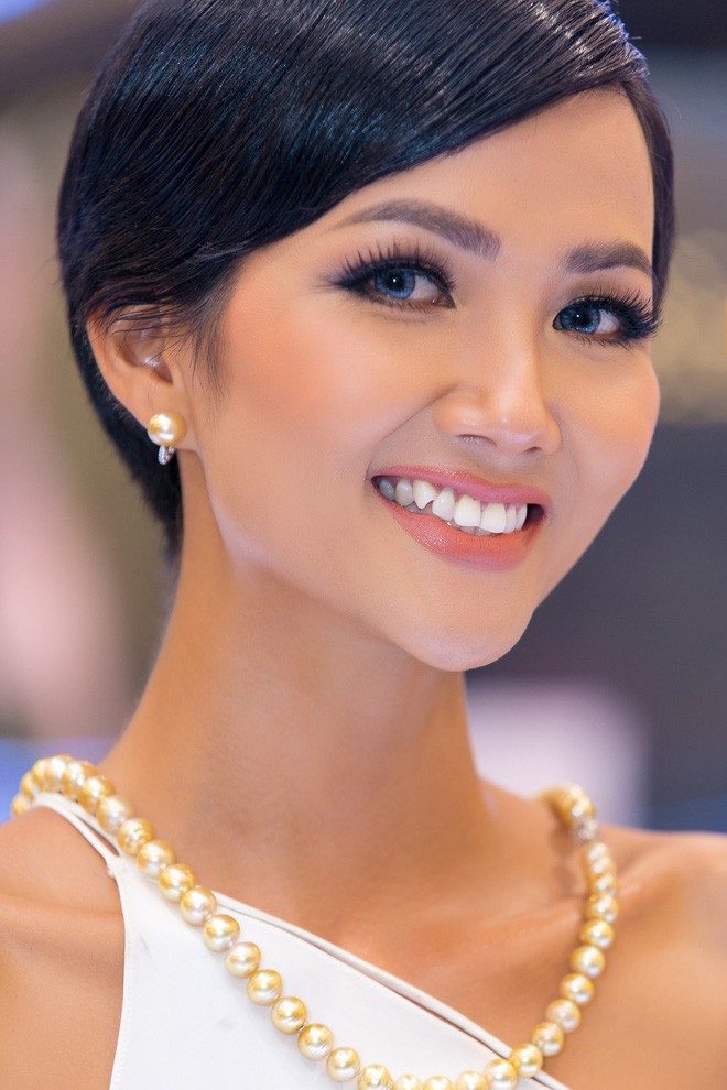 Tóc mái chéo nữ tính là thế, nhưng Hoa hậu HHen Niê lại vuốt gel nặng nề khiến nhan sắc giảm đi nhiều phần  - Ảnh 2.