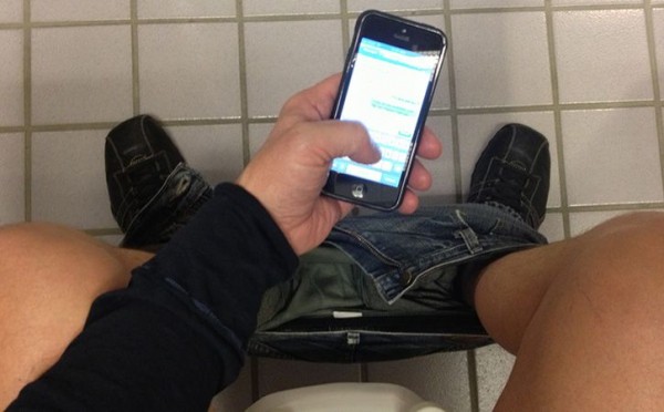 Ngồi nghịch điện thoại 30 phút trong toilet, nam thanh niên bị liệt hoàn toàn - Ảnh 1.