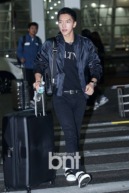 Ngộ Không Lee Seung Gi, Yook Sung Jae và dàn nghệ sĩ siêu hot đã ra sân bay Hàn, chuẩn bị đổ bộ Việt Nam vào tối nay - Ảnh 4.