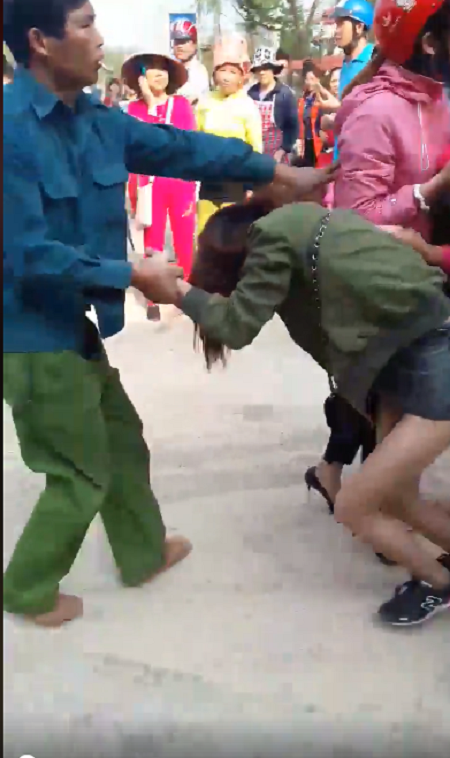 Đánh ghen kinh hoàng ở Sơn La, cô gái trẻ bị xé toang quần áo giữa đường - Ảnh 3.