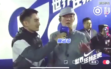  Clip: Đang lên sóng trực tiếp, Trần Quán Hy bất ngờ bị cảnh sát khống chế dẫn đi - Ảnh 1.