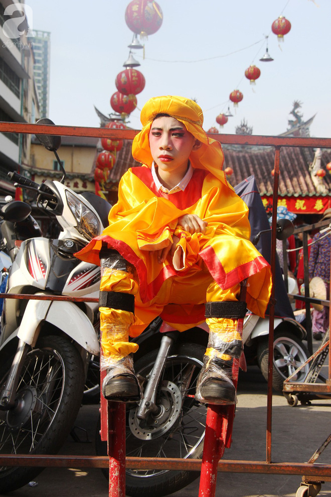 Bát Tiên giáng trần, người lớn trẻ nhỏ ở Sài Gòn đội nắng chen chúc nhau trên phố người Hoa xem biểu diễn - Ảnh 13.