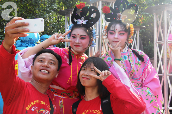 Bát Tiên giáng trần, người lớn trẻ nhỏ ở Sài Gòn đội nắng chen chúc nhau trên phố người Hoa xem biểu diễn - Ảnh 3.