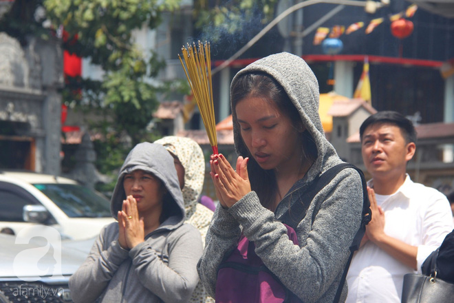 Tranh thủ giờ nghỉ trưa, chị em công sở rủ nhau đội nắng đi chùa cầu an Rằm tháng Giêng - Ảnh 13.