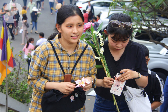 Tranh thủ giờ nghỉ trưa, chị em công sở rủ nhau đội nắng đi chùa cầu an Rằm tháng Giêng - Ảnh 3.