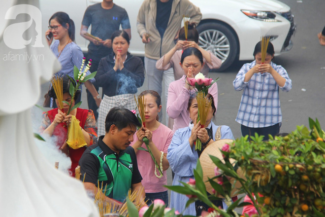 Tranh thủ giờ nghỉ trưa, chị em công sở rủ nhau đội nắng đi chùa cầu an Rằm tháng Giêng - Ảnh 21.