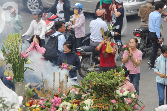 Tranh thủ giờ nghỉ trưa, chị em công sở rủ nhau đội nắng đi chùa cầu an Rằm tháng Giêng - Ảnh 22.