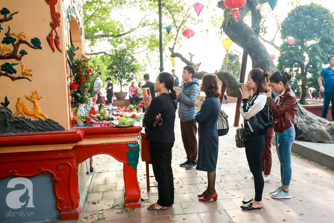 Hội chị em tranh thủ sáng sớm, giờ nghỉ trưa đi lễ chùa cầu an ngày rằm tháng Giêng - Ảnh 17.