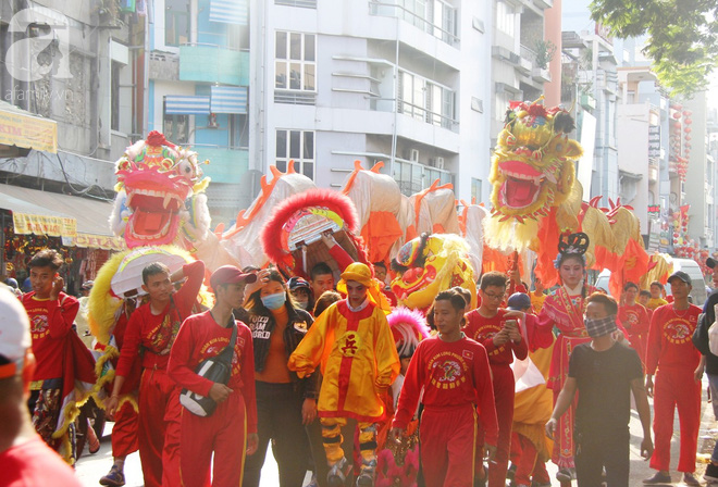 Bát Tiên giáng trần, người lớn trẻ nhỏ ở Sài Gòn đội nắng chen chúc nhau trên phố người Hoa xem biểu diễn - Ảnh 2.